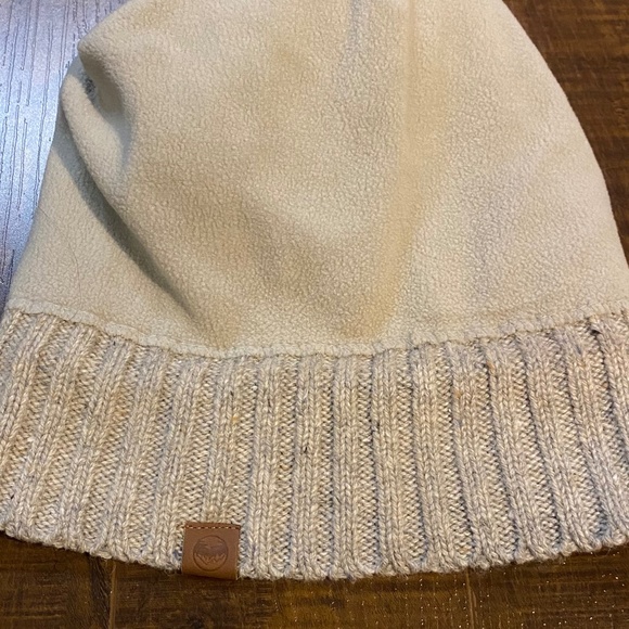 Wind River Cuffed Pom Toque - Picture 4 of 5